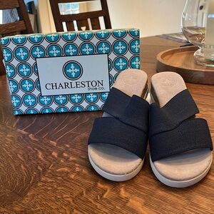 New in box 8 navy linen sandals Charleston Shoe Co